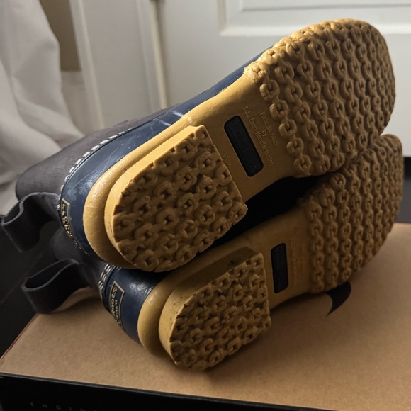 Women’s L.L. Bean Boots, 7” Fleece Linen Insulated Front Zip - Picture 3 of 10